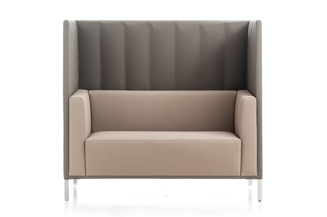 Gesloten fauteuil met hoge rug in beige en grijs, metallic poten, moderne kantoormeubel.