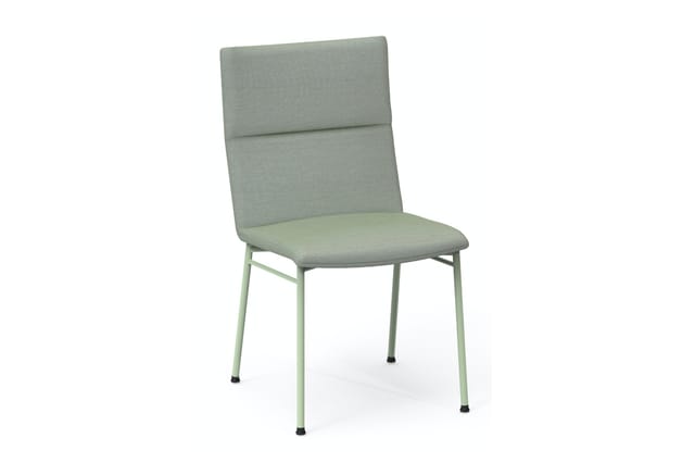 Grijze stoel met gestoffeerde rug en zitting, lichtgroene metalen poten, modern ontwerp.
