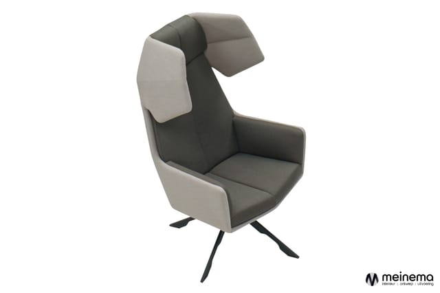 Grijze en beige design fauteuil met hoge rug, armsteunen en zwart stalen kruispotenonderstel op witte achtergrond.