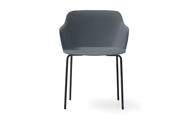 Grijze stoel met armleuningen en zwart metalen pootframe, frontaanzicht op witte achtergrond.