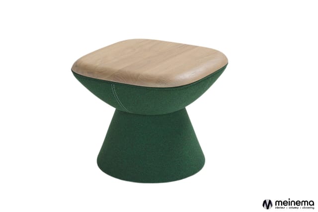 Groene poef met conische voet en naturel houten zitblad, geïsoleerde weergave tegen witte achtergrond.