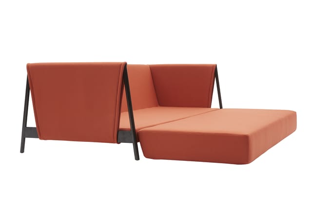 Rode modulaire bank met liggedeelte en twee ergonomische rugleuningen, zwarte metalen poten, moderne zithoek.