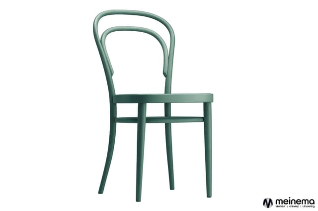 Groene houten stoel met gebogen rugleuning en horizontale striping, frontal gepositioneerd tegen witte achtergrond.
