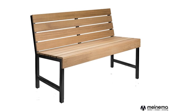Houten bank met rugleuning, zwart stalen frame, slatted houten zitting en rug, industrieel design.