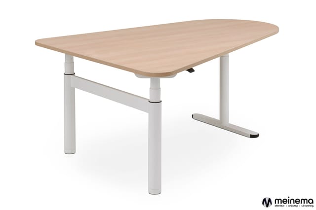 Verstelbare vergadertafel met ovaal licht houten blad en wit metalen onderstel met horizontale verbindingsbuis.