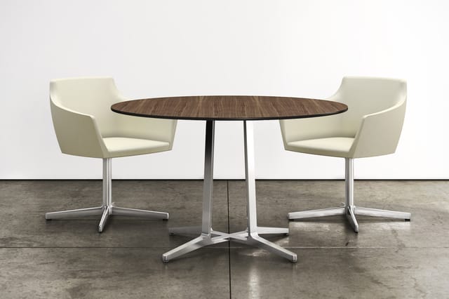 Ronde tafel met donkerbruin blad en wit onderstel, met twee crèmekleurige stoelen met metalen kruisonderstel in moderne kanto