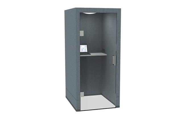 Grijze akoestische belcel met open deur, ingebouwde werkplank, plafondlamp en witte vloer.