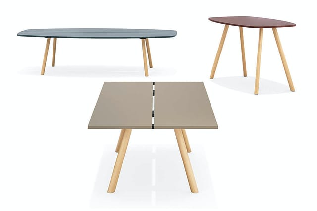 Drie houten tafels: een blauwtafel en bruintafel met ovale tafelblad, en een rechthoekige tafel met grijs blad en middenverde