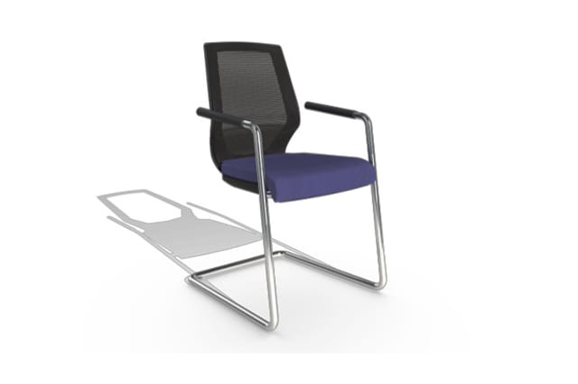 Zwart-blauwe bezoekersstoel met netrug, chromen sled-onderstel en armleuningen, getoond in perspectief.