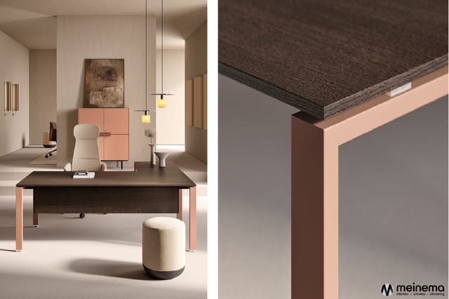 Linker afbeelding: Modern kantoor met bruin bureau met roze poten, crèmekleurige bureaustoel, roze kast, hangende verlichting