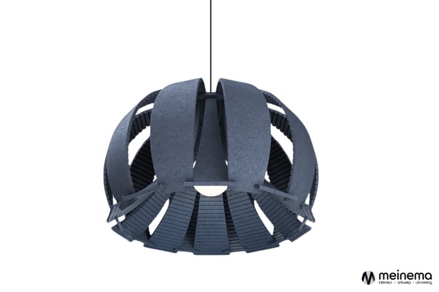 Blauwe hangende akoestische lamp met gestapelde latten en open zijkanten, met ophanging tegen witte achtergrond.