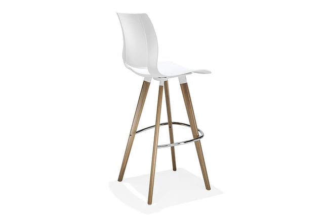 Witte barstoel met gebogen rugleuning, houten poten in natuurtint en metalen voetensteun, tegen witte achtergrond.