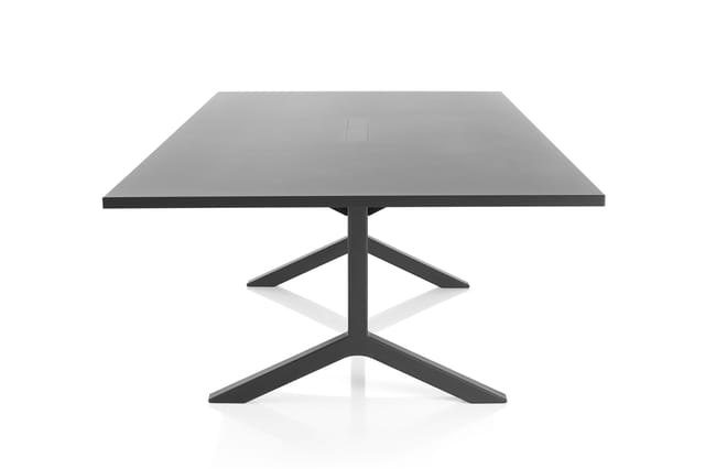 Zwarte vierkante vergadertafel met stervormig onderstel, geïsoleerd op witte achtergrond.