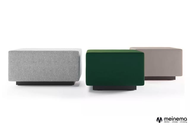 Drie lage modulaire zitblokken: grijs gestoffeerd, donkergroen fluweel en beige, elk met zwart onderstel, op witte achtergron