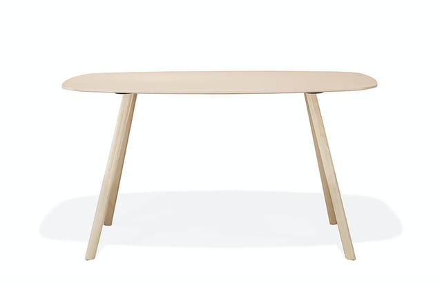 Houten vergadertafel met ovale tafelblad en twee schuine poten, naturel kleurig hout, tegen witte achtergrond.