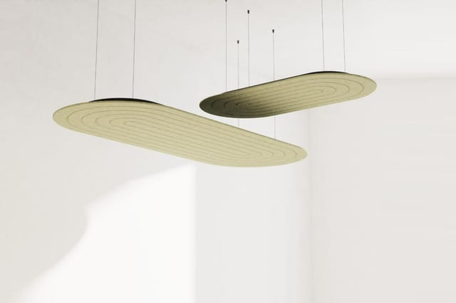 Twee hangende akoestische panelen in ovale vorm met houten afwerking, tegen wit plafond opgehangen.