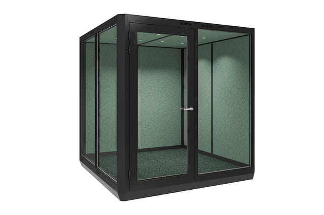 Akoestische belcel met zwart aluminium frame, groene stoffering, glazen panelen, LED-verlichting en grijze vloerbedekking.
