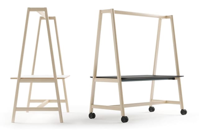 Nova Wood multipurpose tafel op wielen met karakteristiek H-frame van essenhout, een mobiele oplossing voor scrum-sessies