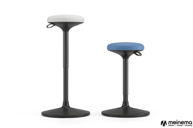 Twee staande zitsteun-bureaustoelen met zwarte zuil en voetplaat: links grijs zitkussen, rechts blauw zitkussen. Meinema-logo