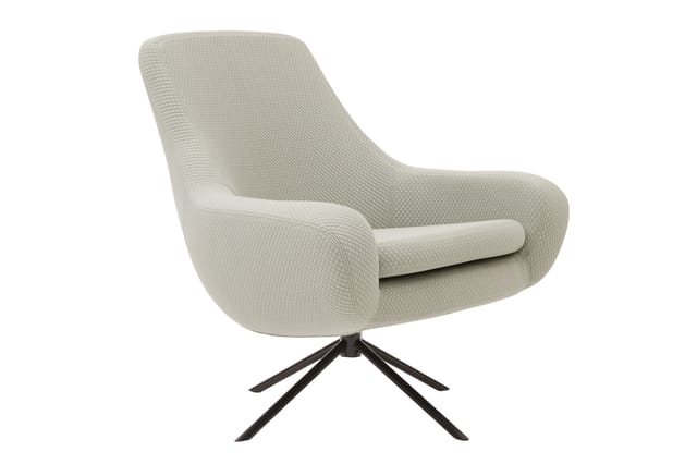 Moderne draaibare lounge stoel met beige getextureerde bekleding, ergonomische vorm en zwart stervoetonderstel.