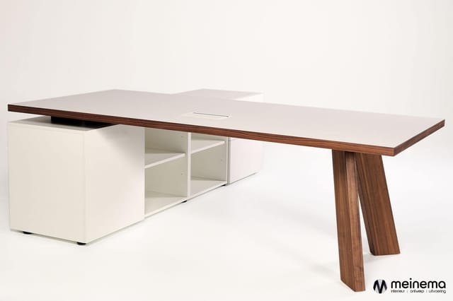 Moderne vergadertafel met walnootbruine houten blad en poten, wit kastje met open vakken aan zijkant.
