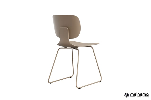 Beige kunststof stoel met grijsbruine metalen sled-onderstel, minimalistisch design, tegen witte achtergrond.