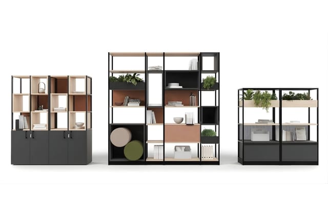 Drie modulaire kasten met zwarte frames in verschillende groottes. Combinatie van houten en zwarte vakken, gesloten onderkant