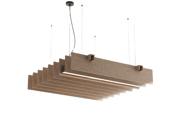 Hangende akoestische panelen in bruinbeige, trapvormig gerangschikt met geïntegreerde LED-verlichting, opgehangen aan dunne w