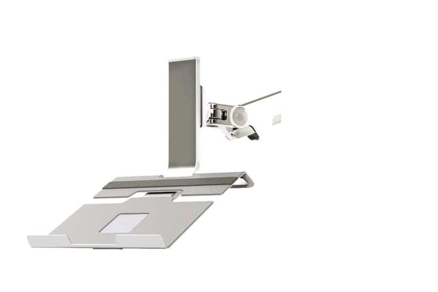 Ergonomische werkstation met wit bureau, grijze monitorarm, toetsenbordblad en documenthouder tegen witte achtergrond.