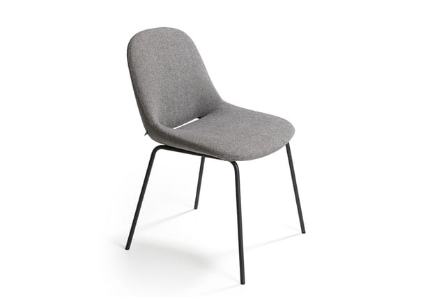 Grijze stoel met gebobbeld zitoppervlak, afgeronde rugleuning en zwart metalen onderstel, tegen witte achtergrond.