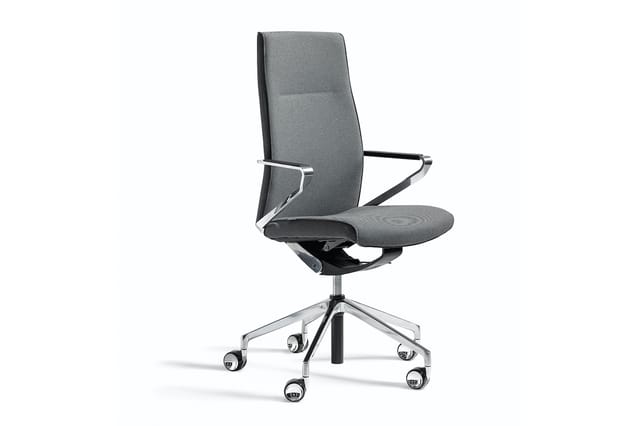 Grijze ergonomische bureaustoel met hoge rugleuning, zwarte armleuningen, en aluminium vijfpunts onderstel met wieltjes.