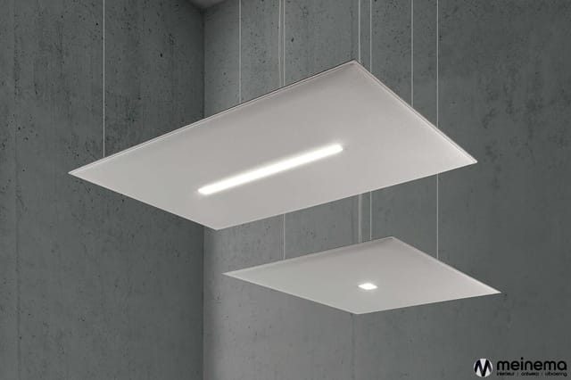 Twee rechthoekige hangende panelen met geïntegreerde LED-verlichting tegen betonnen muurwerk in een moderne kantooromgeving.