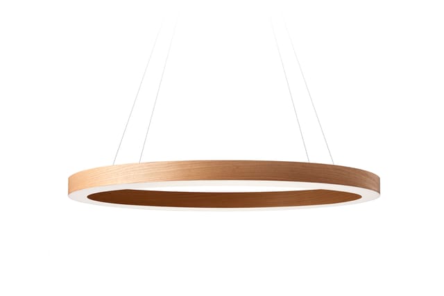 Ronde hanglamp met houten rand in natuurtint, witte binnenzijde en donkerbruine reflector, aan kabels opgehangen.