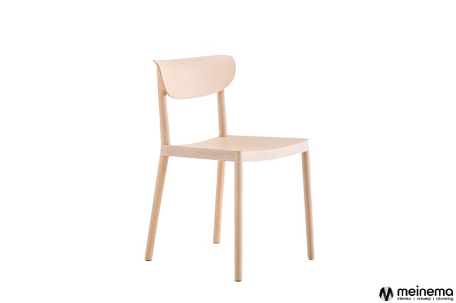 Houten stoel met licht natuurkleurig frame, zitblad en gebogen rugleuning. Minimalistisch design met vier rechte poten.