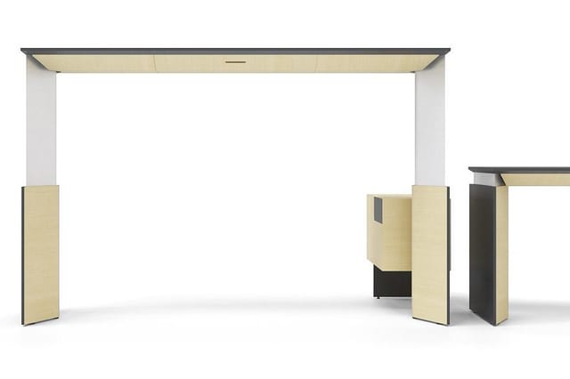 Modulaire kantoorwand met naturel houten panelen en zwarte aluminium frames, open opstelling met doorgang.