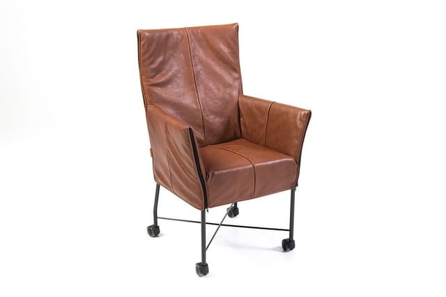 Bruine lederen fauteuil met hoge rugleuning en armsteunen op zwart metalen frame met wielen.