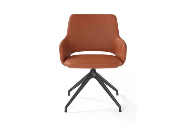 Bruinrood lederen bureaustoel met ergonomische armsteunen op zwart vierpoot stelsel met wieltjes.