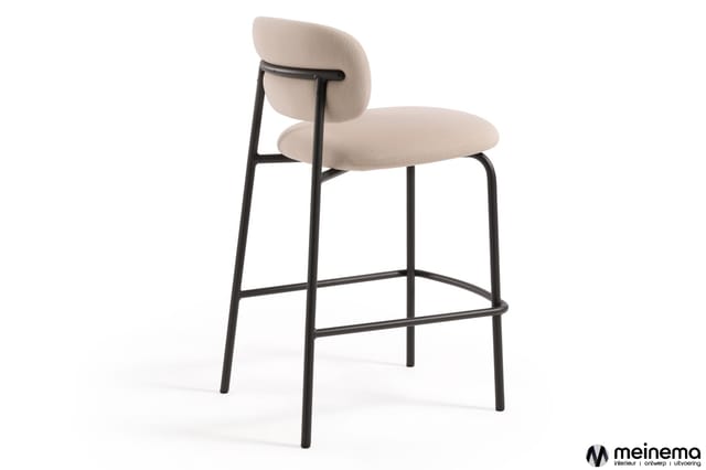 Barkruk met beige bekleding, zwart metalen frame en voetsteun, moderne vormgeving.
