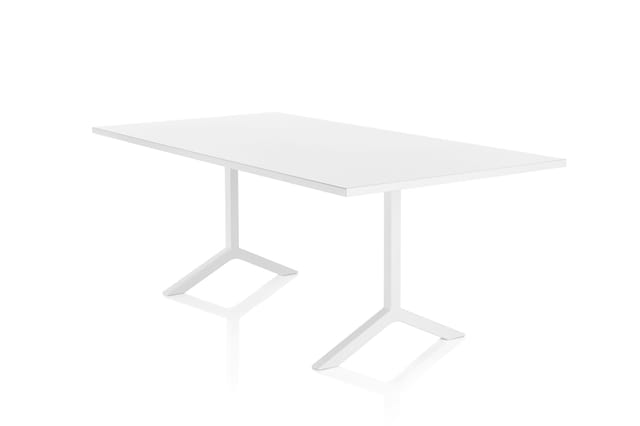 Witte vergadertafel met rechthoekig blad en twee T-vormige voetsteunnen, geïsoleerd op witte achtergrond.