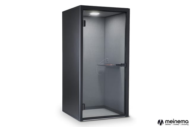 Zwarte belcel met grijze binnenwanden, glazen deur met zwart frame, LED-verlichting en audioapparatuur zichtbaar.
