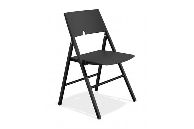 Zwarte opvouwbare stoel met metalen frame, kunststof zitting en rugleuning, scharnierend ontwerp.