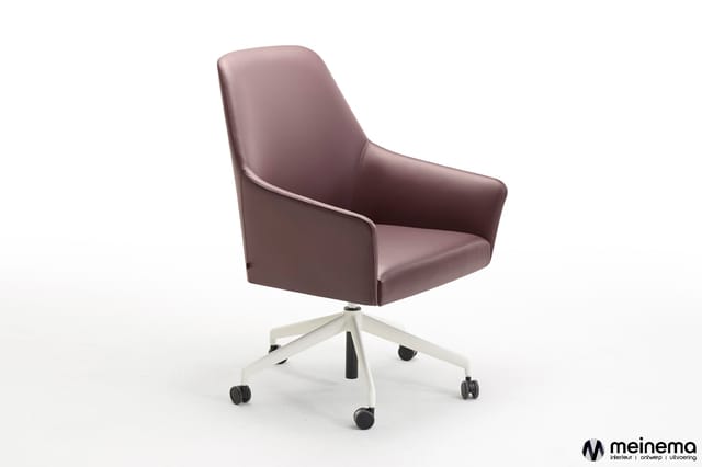 Grijze bureaustoel met ergonomische rugleuning op wit onderstel met wielen, tegen witte achtergrond.