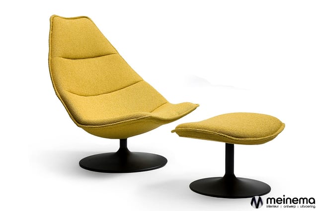 Gele fauteuil en bijbehorende voetenbankje met zwart voetsteun, modern design op draaivoet.