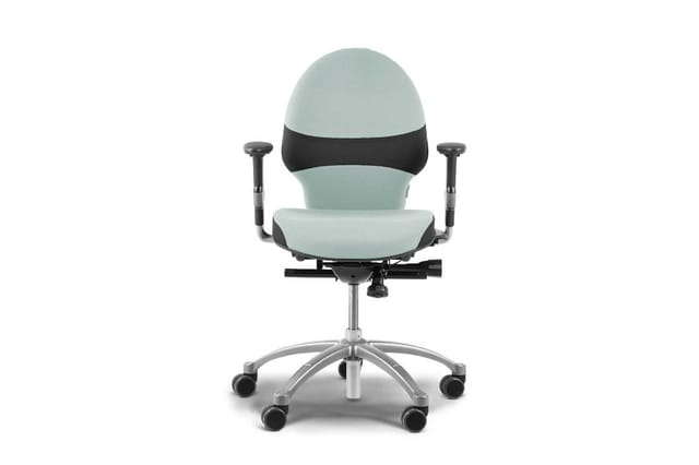 Ergonomische bureaulstoel met lichtblauw gestoffeerde rugleuning en zitting, zwarte accenten, verstelbare armleuningen, zilve