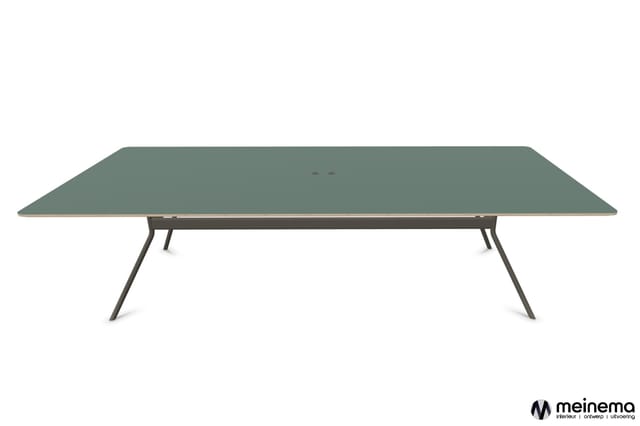 Rechthoekige vergadertafel met groengrijs blad en grijzijzeren pootframe met schuine poten, zijaanzicht.