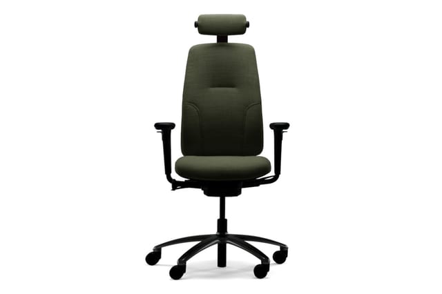 Ergonomische bureaustoel in olijfgroen met zwarte armsteunen, neckrest en wielen op zwart kruisvoet, frontaal gefotografeerd