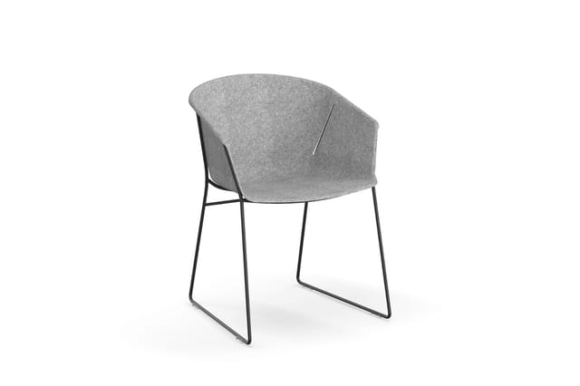 Grijze armloze stoel met geboeid zitschaal en zwart metalen sled-frame, vrijstaand tegen witte achtergrond.