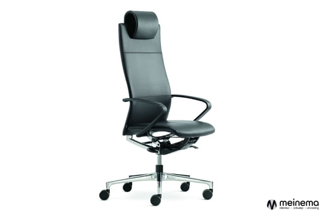 Zwarte ergonomische bureaustoel met hoge rug, armsteunen en zilveren voetsteun op wielens tegen witte achtergrond.