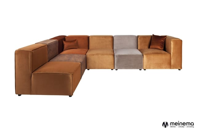 Modulaire hoekbank met gemixte bekleding in bruin, cognac en grijs, losse zitkussens, poef en decoratieve kussens.