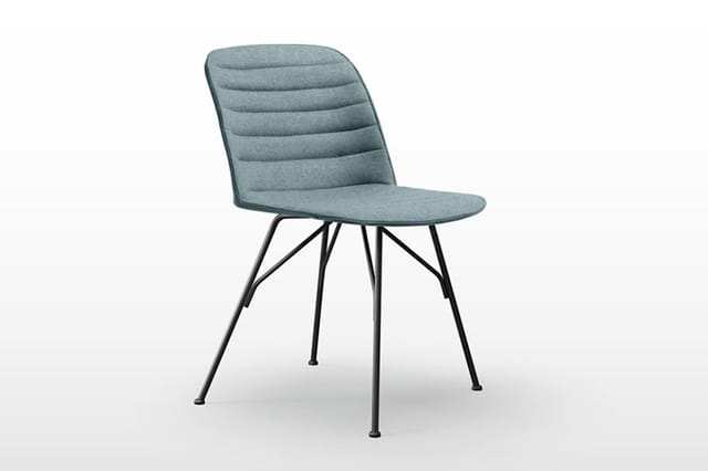 Grijsblauwe stoel met horizontale stiksellijnen, zwart metalen pootframe in driepoot opstelling.